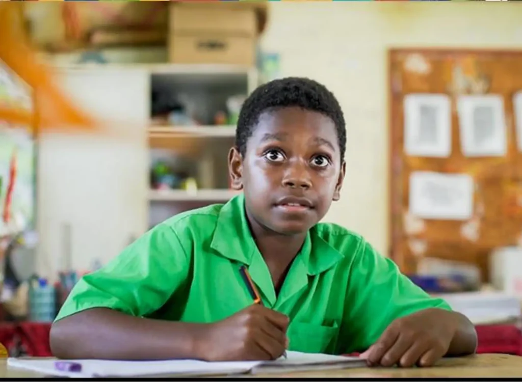 Enfant lisant en classe philanthropie Future Africa