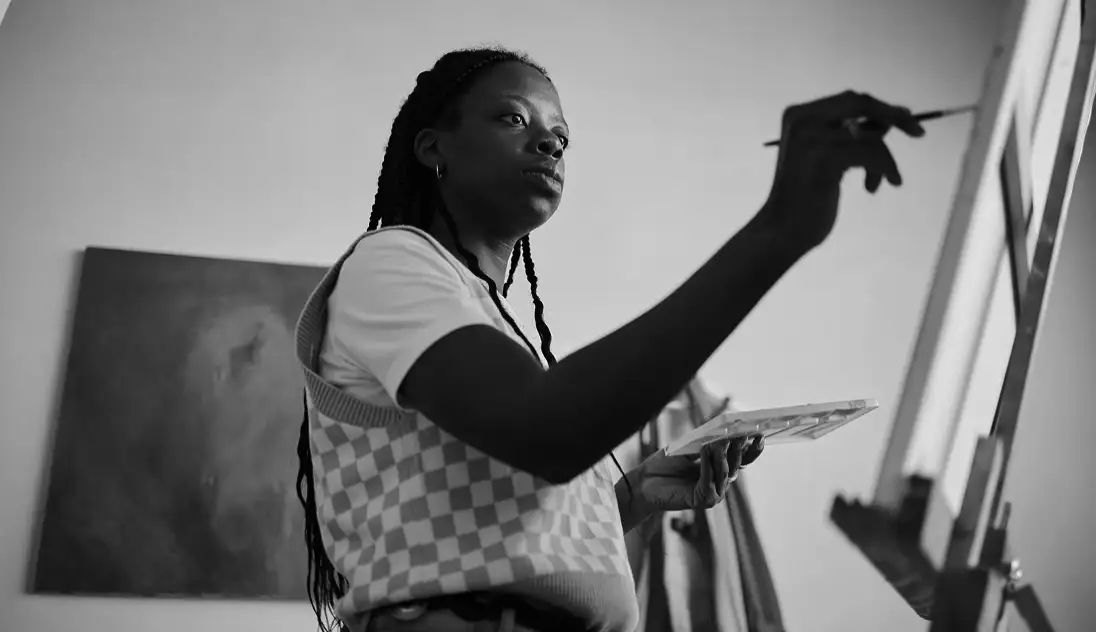 Une fille qui peint un tableau philanthropie Future Africa